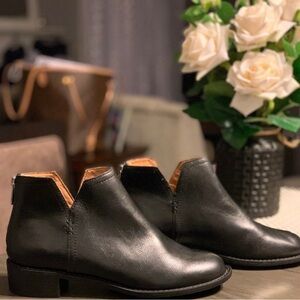 New NWOT Adrienne Vittadini Truma Booties black short boots size 6.5